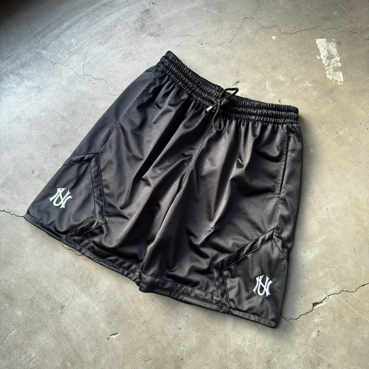 UNFRIEND BLACK OUT DIAMOND CUT SHORTS
